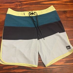 Men's Quiksilver Board Shorts Size 33 waist